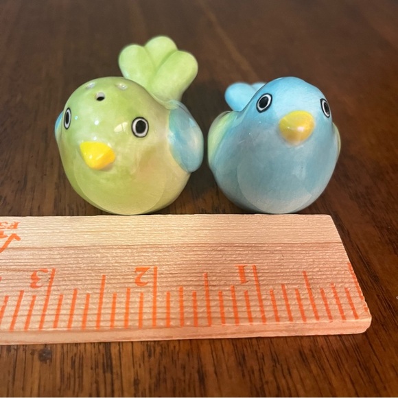 Ceramic Parakeet salt and pepper shakers signed on the bottom. - Picture 10 of 10